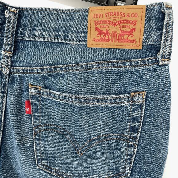 Levi’s SAMPLE GARMENT Daisy Drive Floral Embroidered Denim Shorts Size 27 Blue - Picture 6 of 9